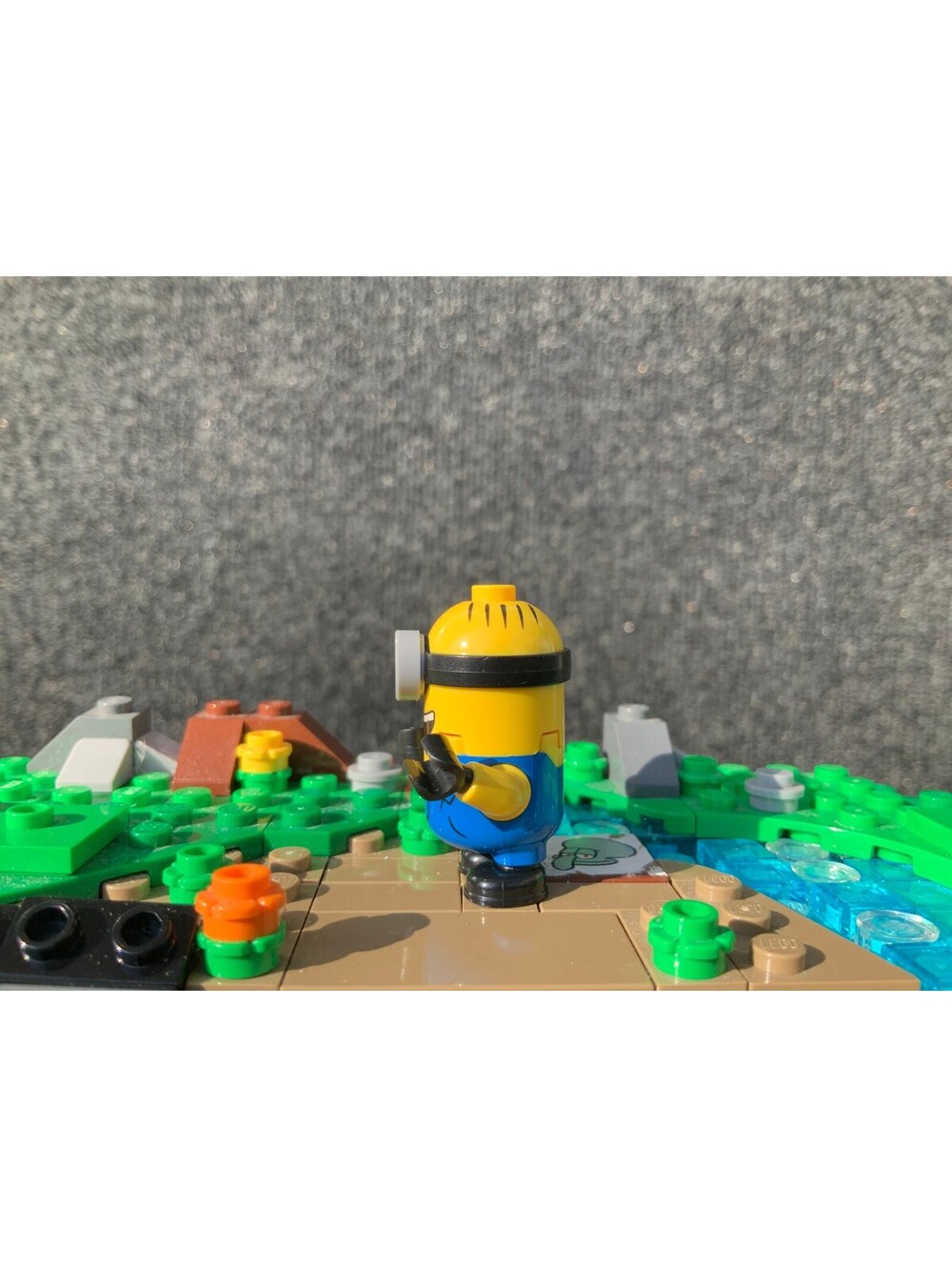 LEGO Minions Stuart mnn005 Minifigure Blue Overalls - Picture 4 of 5